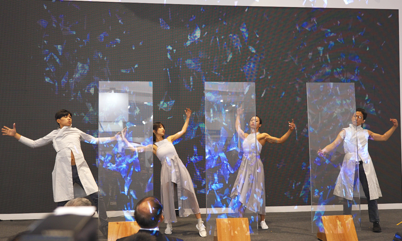 ▲以世界第一支玻璃投影舞蹈，由真人配合音效、互動，華麗拉開展覽奇幻序幕。