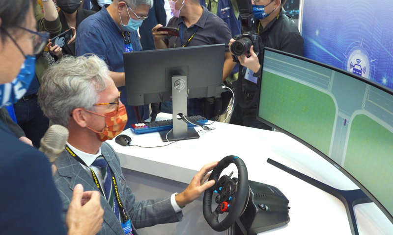 ▲美國在台協會副處長柯傑民，於mTARC主題館體驗自動駕駛的模擬器。