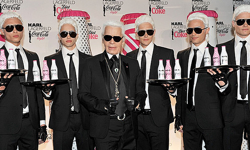 ▲時尚界老佛爺卡爾拉格斐(Karl Lagerfeld)數次為可口可樂設計瓶身，採限量發售，引爆收藏潮。